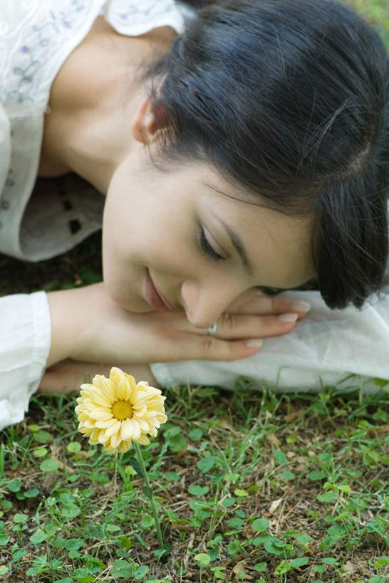 西方人,一个人,笑,微笑,竖图,俯视,室外,白天,草地,草坪,花海,花圃,植物,叶子,欧洲,欧洲人,仅一个年轻女性,仅一个女性,仅一个人,盛开,庭院,花蕾,草,花,花瓣,花朵,鲜花,一朵,绿色,花丛,花束,花田,花苞,花蕊,趴着,种族,年轻女性,女人,女性,白种人,趴,半身,彩图,高角度拍摄