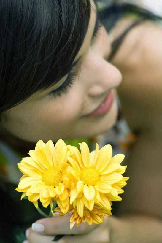 西方人,手,一个人,笑,微笑,竖图,室外,白天,正面,叶子,欧洲,欧洲人,仅一个年轻女性,仅一个女性,仅一个人,握,盛开,庭院,拿,花蕾,拎,拿着,花,花瓣,花朵,鲜花,绿色,花束,花苞,花蕊,趴着,转头,手部,握着,种族,年轻女性,女人,女性,白种人,趴,半身,彩图,拎着