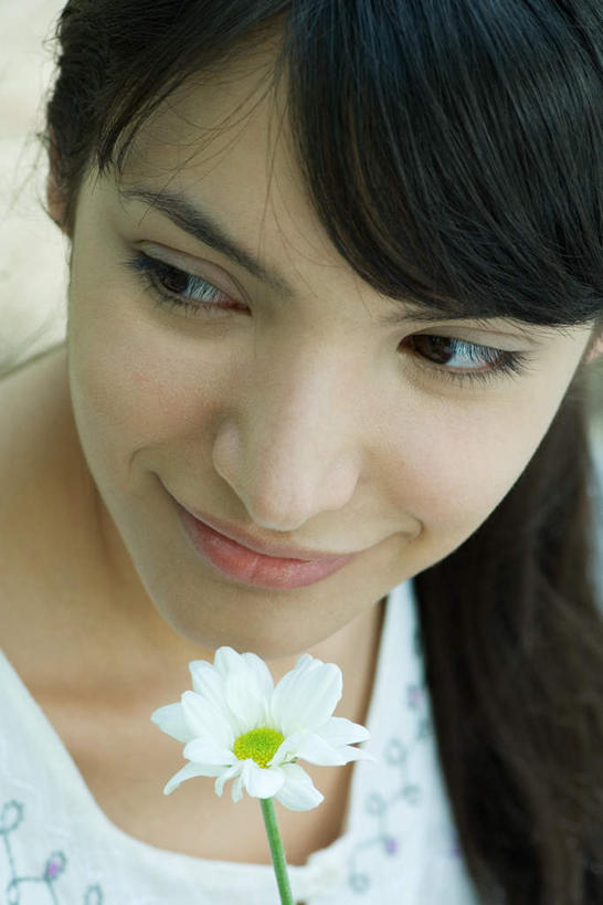 西方人,手,一个人,笑,微笑,竖图,俯视,室外,白天,叶子,欧洲,欧洲人,仅一个年轻女性,仅一个女性,仅一个人,握,盛开,庭院,拿,花蕾,拎,拿着,花,花瓣,花朵,鲜花,绿色,花束,花苞,花蕊,转头,手部,握着,种族,害羞,年轻女性,女人,女性,白种人,半身,彩图,高角度拍摄,拎着