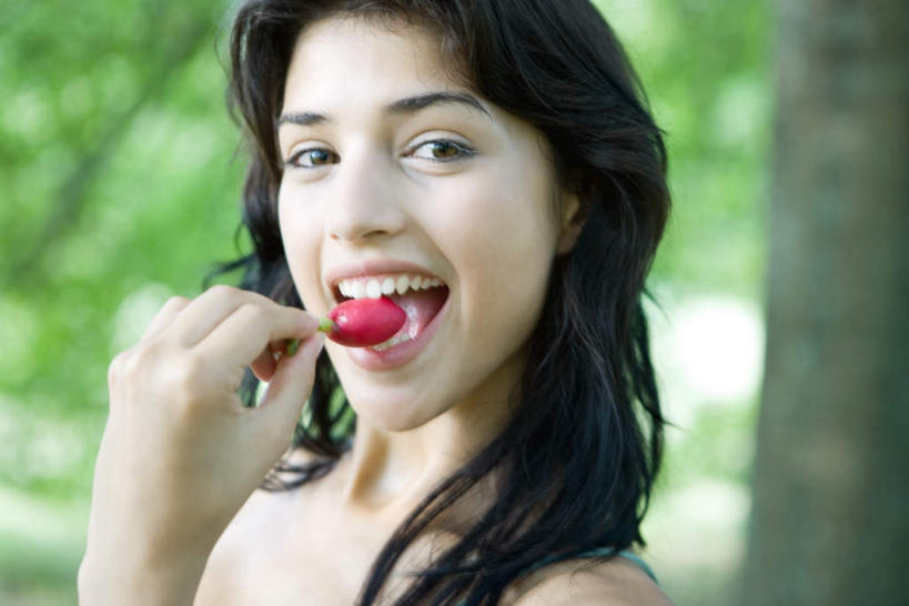 西方人,一个人,笑,吃,微笑,露齿笑,横图,室外,白天,侧面,森林,树林,植物,樱桃,欧洲,欧洲人,仅一个年轻女性,仅一个女性,仅一个人,握,一颗,拿,拎,拿着,注视,树,树木,绿色,自然,看,张嘴,握着,生长,成长,种族,张大嘴巴,年轻女性,女人,女性,白种人,张开嘴,樱珠,莺桃,英桃,楔桃,牛桃,荆桃,嚼,食,半身,彩图,拎着