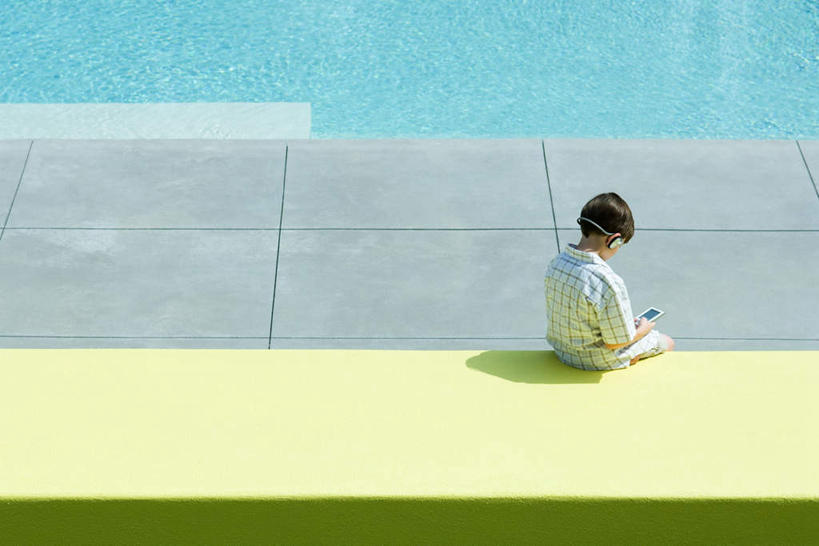 西方人,儿童,一个人,坐,抱,打电话,横图,俯视,室外,白天,衬衫,纯洁,草地,草坪,植物,电话,手机,欧洲,欧洲人,仅一个男性,仅一个人,握,阴影,短裤,光线,瓷砖,地砖,影子,墙,地面,拿,玩,拿着,娱乐,通讯设备,墙壁,墙面,草,小孩,黄色,绿色,白色,阳光,看,仅一个小孩,聊天,休闲,眯眼,赤脚,可爱,童年,童趣,握着,抱着,操作,搂着,种族,发短信,童真,烂漫,无邪,交流,天真,男孩,男人,男性,白种人,孩子,沟通,搂,通话,坐着,彩图,高角度拍摄,全身,衬衣,男生