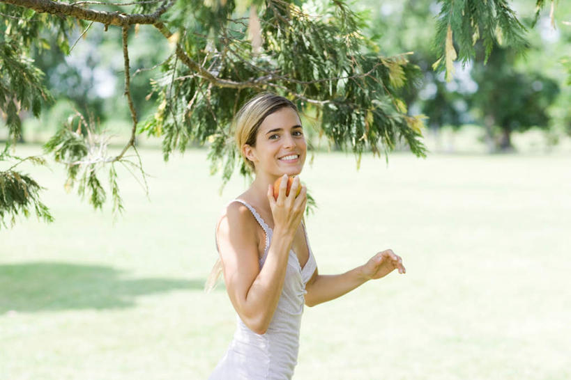 手,举,笑,摸,微笑,露齿笑,横图,室外,白天,侧面,裙子,草地,草坪,森林,树林,植物,苹果,抚摸,阴影,连衣裙,光线,影子,草,树,树木,绿色,阳光,自然,红苹果,看,托,享受,休闲,手部,放松,生长,晴朗,成长,半身裙,吊带裙,轻松,闲适,悠闲,触摸,接触,举起,举手,举着,向上举,向上伸,向上托,半身,彩图