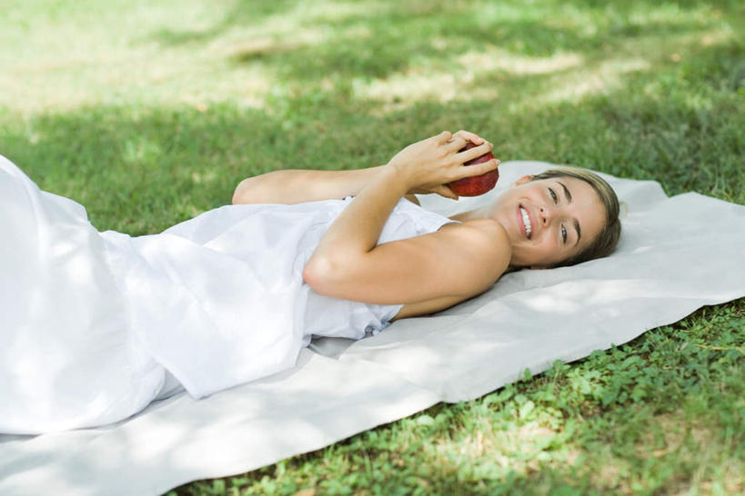 手,躺,捧,笑,微笑,露齿笑,横图,俯视,室外,白天,草地,草坪,地毯,苹果,阴影,光线,背心,毛毯,毯子,影子,闻,草,阳光,自然,红苹果,看,享受,休闲,手部,放松,晴朗,轻松,闲适,悠闲,睡毯,卧着,端,端着,捧着,手捧,躺着,卧,半身,彩图,高角度拍摄