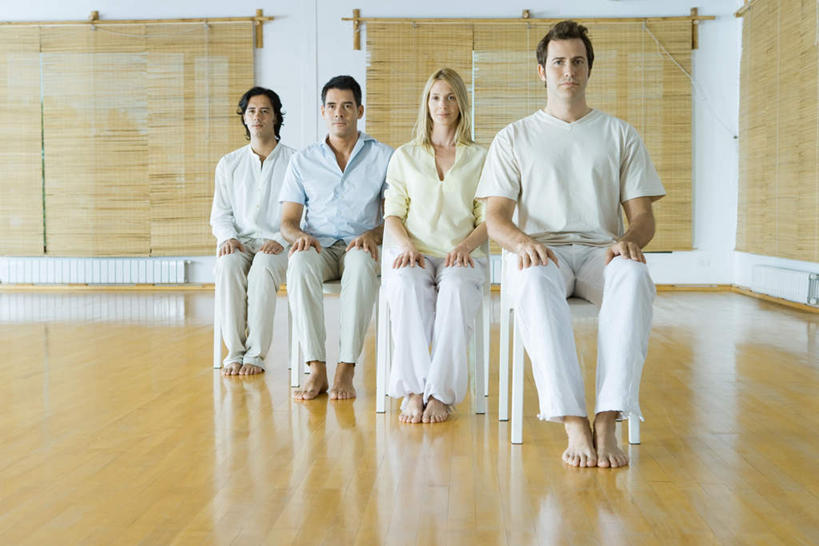 西方人,手,四个人,健身房,坐,横图,室内,白天,正面,锻炼,运动,窗户,地板,椅子,欧洲,欧洲人,一排,整齐,墙,竹帘,地面,木地板,玻璃窗,墙壁,墙面,排列,帘子,休息,赤脚,手部,队列,体育,男人,男性,年轻男性,年轻女性,女人,女性,白种人,坐着,彩图,全身,健身,健身馆