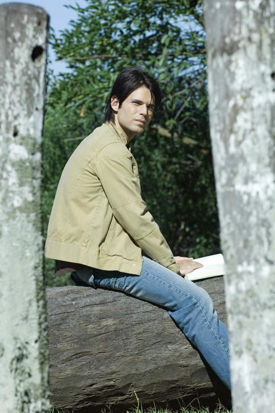 西方人,一个人,坐,竖图,室外,白天,正面,看书,阅读,树林,植物,报纸,书籍,叶子,欧洲,欧洲人,仅一个男性,仅一个人,学习,阴影,光线,包,皮包,影子,庭院,注视,牛仔裤,树,树木,仅一个年轻男性,蓝色,绿色,蓝天,天空,阳光,自然,书本,天,看,眯眼,读书,浏览,汗衫,生长,成长,单肩包,撑着,关注,种族,男人,男性,年轻男性,白种人,叶,叶片,书,图书,抬头,仰头,坐着,彩图,全身