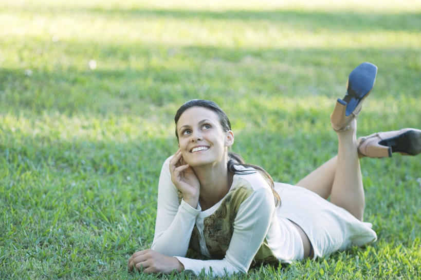 西方人,手,一个人,笑,微笑,露齿笑,横图,俯视,室外,白天,高跟鞋,草地,草坪,植物,鞋子,欧洲,欧洲人,仅一个年轻女性,仅一个女性,仅一个人,撑,阴影,套装,光线,影子,托腮,注视,草,绿色,阳光,看,托,手部,关注,种族,托下巴,年轻女性,女人,女性,白种人,抬头,仰头,半身,彩图,高角度拍摄