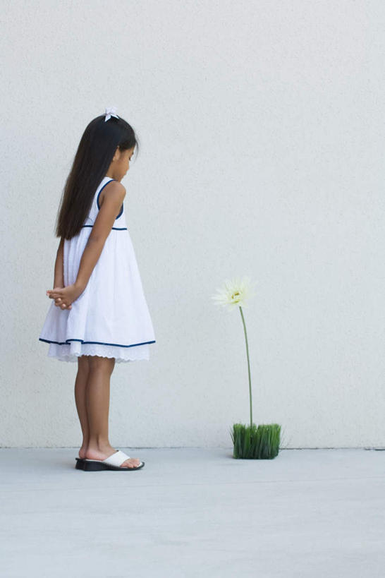 西方人,儿童,一个人,站,竖图,室内,白天,纯洁,植物,欧洲,欧洲人,仅一个女性,仅一个人,盛开,瓷砖,地砖,盆栽,墙,波斯菊,盆景,地面,花蕾,注视,墙壁,墙面,花,花瓣,花朵,鲜花,一朵,小孩,背面,绿色,白色,自然,花苞,花蕊,看,站着,仅一个小孩,菊花,可爱,童年,童趣,生长,成长,童真,烂漫,无邪,背手,天真,女孩,女人,女性,白种人,孩子,站立,彩图,全身,女生