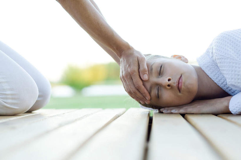 西方人,手,两个人,跪,闭眼,摸,横图,室外,白天,侧面,草地,草坪,植物,地板,欧洲,欧洲人,抚摸,朦胧,模糊,庭院,地面,木地板,草,蓝色,绿色,蓝天,天空,天,趴着,转头,手部,年轻女性,女人,女性,白种人,闭眼睛,闭着眼,闭着眼睛,触摸,跪着,接触,趴,半身,彩图