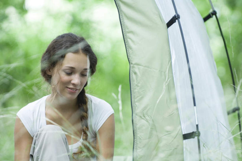 西方人,一个人,蹲,闭眼,笑,微笑,横图,室外,白天,正面,草地,草坪,树林,植物,欧洲,欧洲人,仅一个年轻女性,仅一个女性,仅一个人,阴影,朦胧,模糊,光线,影子,帐篷,支架,草,树,树木,绿色,阳光,自然,辫子,搭,生长,成长,麻花辫,露营,野营,宿营,年轻女性,女人,女性,白种人,长发,闭眼睛,闭着眼,闭着眼睛,蹲着,半身,彩图