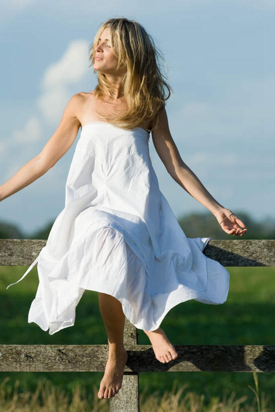 西方人,一个人,坐,笑,微笑,竖图,室外,白天,仰视,裙子,草地,草坪,植物,欧洲,欧洲人,仅一个年轻女性,仅一个女性,仅一个人,阴影,连衣裙,光线,影子,田野,云,云朵,云彩,注视,草,蓝色,绿色,白云,蓝天,天空,阳光,天,看,转头,享受,休闲,放松,晴朗,半身裙,吊带裙,轻松,悠闲,年轻女性,女人,女性,白种人,晴空,坐着,半身,彩图,低角度拍摄