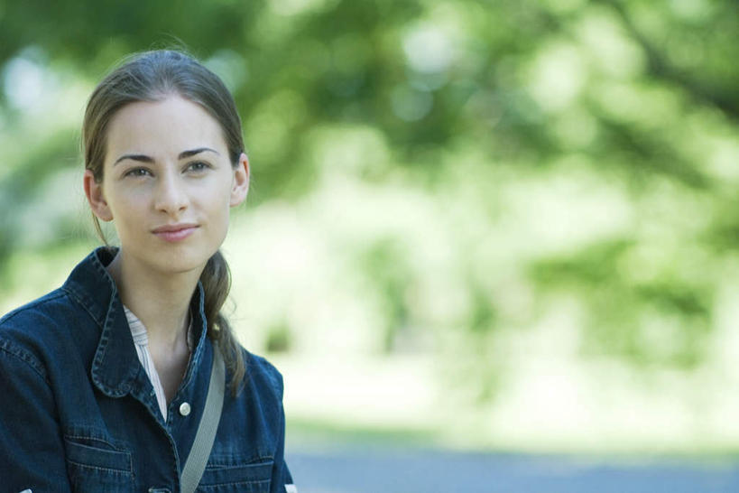 西方人,一个人,笑,微笑,横图,室外,白天,正面,森林,树林,植物,道路,路,欧洲,欧洲人,仅一个年轻女性,仅一个女性,仅一个人,阴影,朦胧,模糊,光线,影子,小路,交通,注视,树,树木,绿色,阳光,自然,观察,看,凝视,乡间小路,生长,成长,观看,关注,年轻女性,女人,女性,白种人,半身,彩图