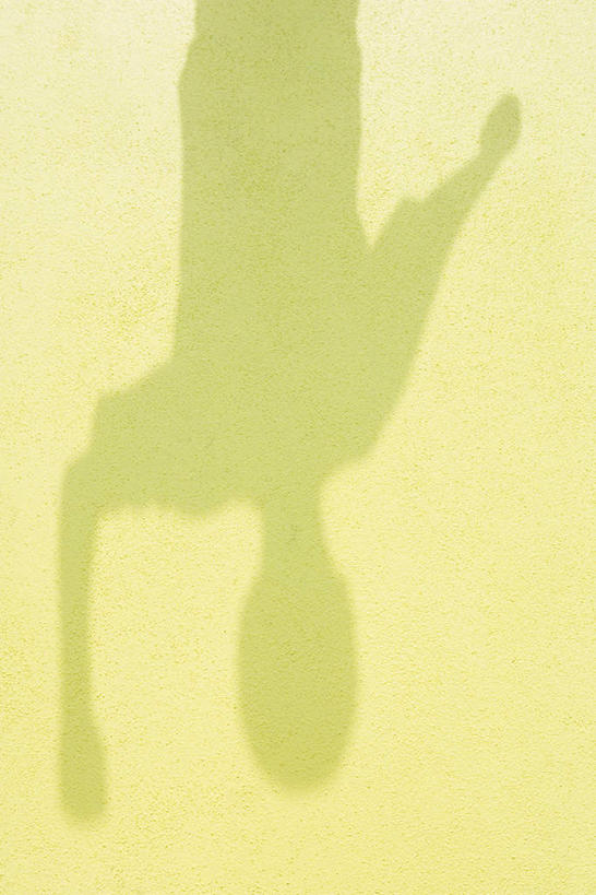 西方人,儿童,一个人,竖图,俯视,室外,白天,游戏,纯洁,欧洲,欧洲人,仅一个男性,仅一个人,阴影,反射,光线,影子,玩,娱乐,小孩,阳光,手势,仅一个小孩,休闲,可爱,童年,童趣,动作,童真,烂漫,无邪,天真,男孩,男人,男性,白种人,孩子,玩耍,嬉戏,彩图,高角度拍摄,全身,男生