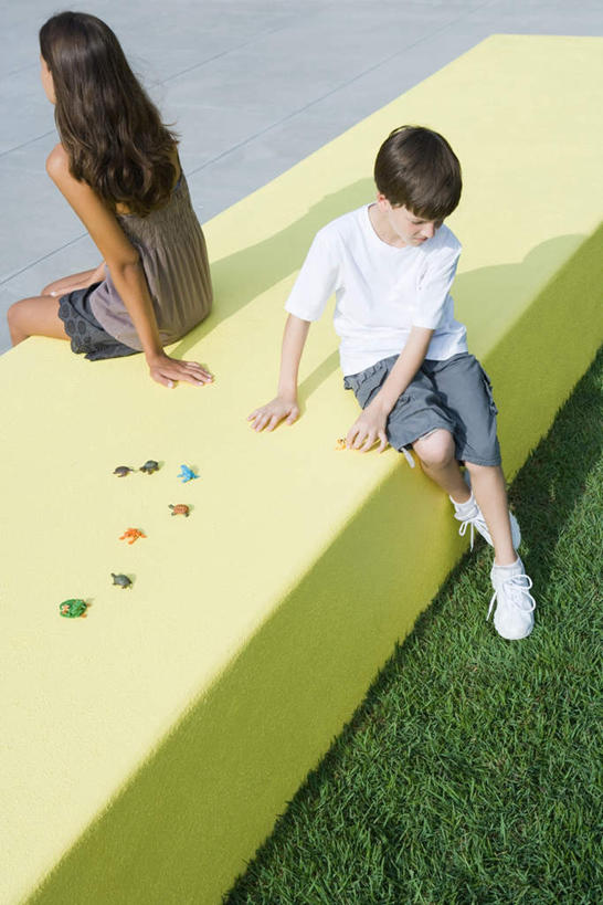 西方人,儿童,两个人,家庭,竖图,俯视,室外,白天,游戏,纯洁,草地,草坪,植物,桌子,玩具,欧洲,欧洲人,透明,瓷砖,地砖,玩偶,水晶,地面,玩,娱乐,草,小孩,黄色,绿色,动物,模型,休闲,球体,温暖,温馨,水晶球,可爱,母爱,童年,童趣,和睦,关爱,童真,烂漫,无邪,天真,男孩,男人,男性,年轻女性,女人,女性,白种人,台面,玩耍,嬉戏,半身,彩图,高角度拍摄,融洽,男生