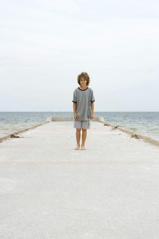 西方人,儿童,一个人,站,竖图,全景,室外,白天,正面,纯洁,海浪,海洋,沙滩,天际线,道路,路,公路,欧洲,欧洲人,仅一个男性,仅一个人,短裤,沙子,海岸,浪花,水平线,交通,海平线,沙地,T恤,小孩,蓝色,蓝天,天空,海水,天,站着,仅一个小孩,短袖,可爱,童年,童趣,晴朗,抿嘴,海景,童真,烂漫,无邪,万里无云,天真,男孩,男人,男性,白种人,孩子,卷发,大海,风浪,海,海水的波动,海滩,近岸浪,涌浪,晴空,晴空万里,马路,站立,彩图,全身,男生