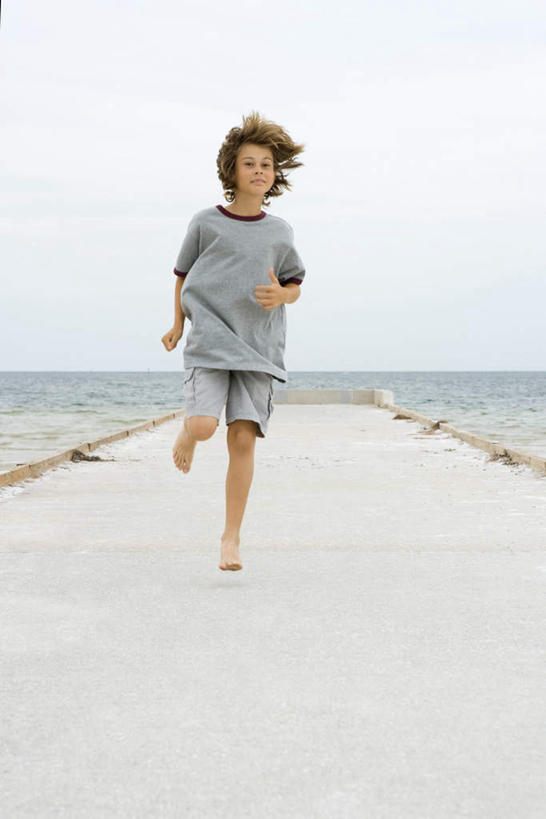 西方人,儿童,一个人,跑,跳,竖图,全景,室外,白天,正面,锻炼,纯洁,运动,海浪,海洋,沙滩,天际线,道路,路,公路,欧洲,欧洲人,仅一个男性,仅一个人,短裤,沙子,海岸,浪花,水平线,交通,海平线,沙地,T恤,小孩,蓝色,蓝天,天空,海水,天,仅一个小孩,短袖,可爱,童年,童趣,晴朗,抿嘴,海景,童真,烂漫,无邪,万里无云,体育,天真,男孩,男人,男性,白种人,孩子,卷发,大海,风浪,海,海水的波动,海滩,近岸浪,涌浪,晴空,晴空万里,马路,跑步,跳跃,彩图,全身,健身,男生