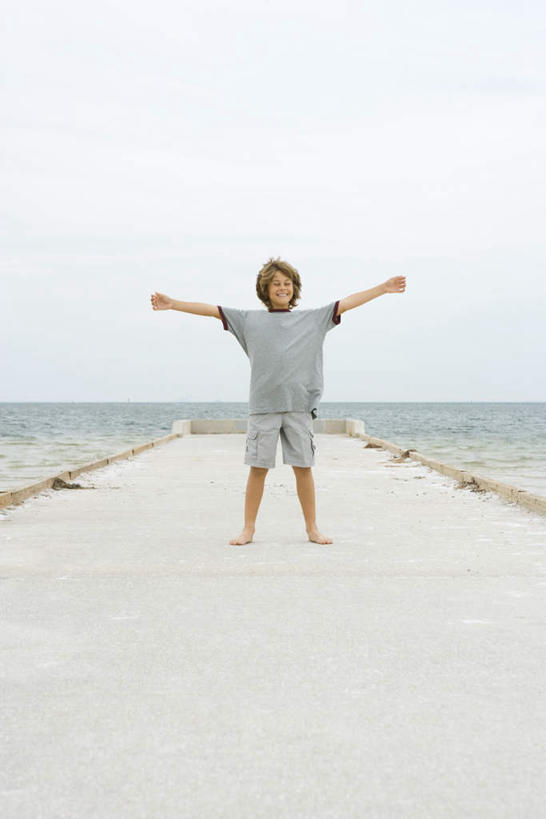 西方人,儿童,一个人,站,伸展双臂,竖图,全景,室外,白天,正面,纯洁,海浪,海洋,沙滩,天际线,道路,路,公路,欧洲,欧洲人,仅一个男性,仅一个人,短裤,沙子,海岸,浪花,水平线,交通,海平线,沙地,T恤,小孩,蓝色,蓝天,天空,海水,天,站着,仅一个小孩,短袖,可爱,童年,童趣,晴朗,抿嘴,海景,童真,烂漫,无邪,万里无云,天真,男孩,男人,男性,白种人,孩子,卷发,大海,风浪,海,海水的波动,海滩,近岸浪,涌浪,晴空,晴空万里,马路,敞开双臂,伸开双臂,展开双肩,站立,张开手臂,张开双臂,彩图,全身,男生