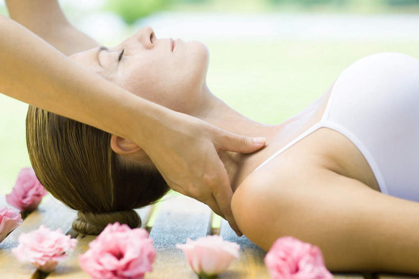 西方人,手,两个人,按摩师,躺,举,闭眼,横图,室外,白天,侧面,按摩,草地,草坪,植物,窗户,地板,康乃馨,叶子,欧洲,欧洲人,一排,整齐,盛开,墙,庭院,地面,花蕾,木地板,玻璃窗,墙壁,墙面,草,花,花瓣,花朵,鲜花,排列,绿色,花束,花苞,花蕊,托,转头,享受,休闲,手部,放松,轻松,队列,闲适,悠闲,指压,卧着,年轻女性,女人,女性,白种人,技师,闭眼睛,闭着眼,闭着眼睛,躺着,卧,向上伸,向上托,半身,彩图,推拿