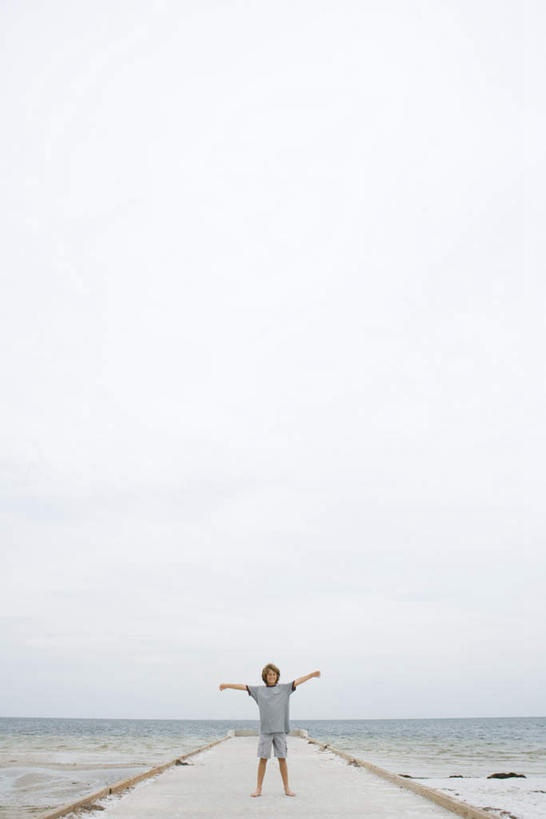 西方人,儿童,一个人,站,竖图,全景,室外,白天,正面,纯洁,海浪,海洋,沙滩,天际线,道路,路,公路,欧洲,欧洲人,仅一个男性,仅一个人,短裤,沙子,海岸,浪花,水平线,交通,海平线,沙地,T恤,小孩,蓝色,蓝天,天空,海水,天,站着,仅一个小孩,短袖,可爱,童年,童趣,晴朗,抿嘴,海景,童真,烂漫,无邪,万里无云,天真,男孩,男人,男性,白种人,孩子,卷发,大海,风浪,海,海水的波动,海滩,近岸浪,涌浪,晴空,晴空万里,马路,站立,彩图,全身,男生