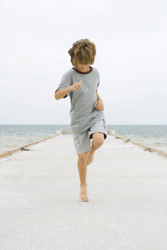 西方人,儿童,一个人,跳,竖图,全景,室外,白天,正面,纯洁,海浪,海洋,沙滩,天际线,道路,路,公路,欧洲,欧洲人,仅一个男性,仅一个人,短裤,沙子,海岸,浪花,水平线,交通,海平线,沙地,T恤,小孩,蓝色,蓝天,天空,海水,天,低头,仅一个小孩,短袖,可爱,童年,童趣,晴朗,海景,童真,烂漫,无邪,万里无云,天真,男孩,男人,男性,白种人,孩子,卷发,大海,风浪,海,海水的波动,海滩,近岸浪,涌浪,晴空,晴空万里,马路,跳跃,彩图,全身,男生