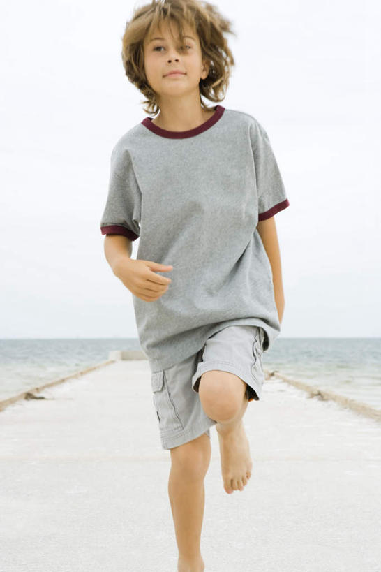 西方人,儿童,一个人,站,竖图,全景,室外,白天,正面,纯洁,海浪,海洋,沙滩,天际线,道路,路,公路,欧洲,欧洲人,仅一个男性,仅一个人,短裤,沙子,海岸,浪花,水平线,交通,海平线,沙地,T恤,小孩,蓝色,蓝天,天空,海水,天,站着,仅一个小孩,短袖,可爱,童年,童趣,晴朗,抿嘴,海景,童真,烂漫,无邪,万里无云,天真,男孩,男人,男性,白种人,孩子,卷发,大海,风浪,海,海水的波动,海滩,近岸浪,涌浪,晴空,晴空万里,马路,站立,彩图,全身,男生