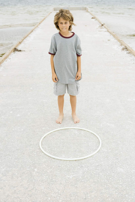 西方人,儿童,一个人,站,竖图,俯视,室外,白天,锻炼,纯洁,运动,海浪,海洋,沙滩,道路,路,公路,欧洲,欧洲人,仅一个男性,仅一个人,短裤,沙子,海岸,浪花,圈,水平线,交通,海平线,沙地,弧形,T恤,一个,小孩,海水,站着,仅一个小孩,短袖,可爱,童年,童趣,单个,抿嘴,弧线,呼啦圈,海景,童真,烂漫,无邪,健身圈,体育,天真,男孩,男人,男性,白种人,孩子,卷发,大海,风浪,海,海水的波动,海滩,近岸浪,涌浪,马路,站立,彩图,高角度拍摄,全身,健身,男生