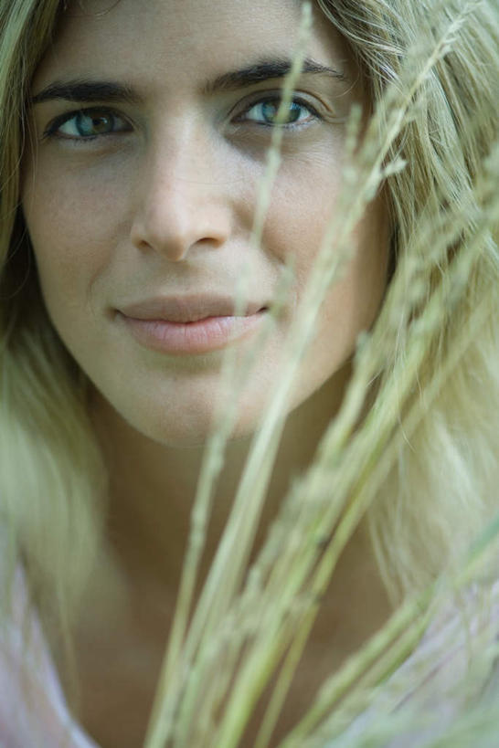 西方人,一个人,笑,微笑,竖图,室外,特写,白天,正面,植物,欧洲,欧洲人,仅一个年轻女性,仅一个女性,仅一个人,阴影,枯萎,光线,影子,稻草,稻穗,枯草,麦穗,注视,草,黄色,阳光,观察,看,凝视,关注,年轻女性,女人,女性,白种人,半身,彩图