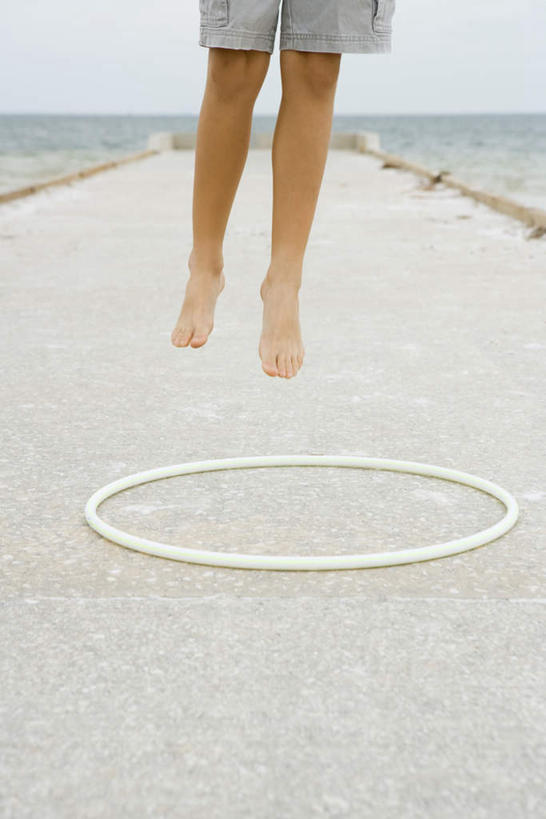 西方人,儿童,一个人,跳,竖图,全景,室外,白天,正面,纯洁,海浪,海洋,沙滩,天际线,道路,路,公路,欧洲,欧洲人,仅一个男性,仅一个人,短裤,沙子,海岸,浪花,水平线,交通,海平线,沙地,半空,小孩,蓝色,蓝天,天空,海水,天,仅一个小孩,可爱,童年,童趣,晴朗,海景,童真,烂漫,无邪,万里无云,天真,男孩,男人,男性,白种人,孩子,大海,风浪,海,海水的波动,海滩,近岸浪,涌浪,晴空,晴空万里,马路,跳跃,半身,彩图,男生