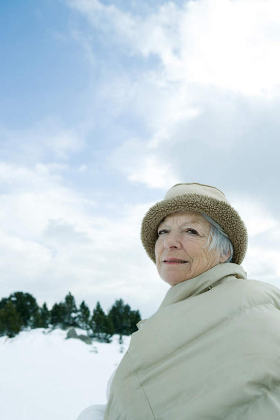 西方人,一个人,站,竖图,室外,白天,仰视,毛衣,森林,树林,雪,植物,大雪,帽子,欧洲,欧洲人,仅一个女性,仅一个人,阴影,光线,影子,积雪,雪地,雪景,云,云朵,冬天,云彩,注视,树,树木,蓝色,绿色,白云,蓝天,天空,阳光,自然,天,观察,看,站着,棉衣,凝视,仅一个老年女性,生长,晴朗,成长,查看,注意,关注,棉帽,老年女性,女人,女性,白种人,晴空,站立,彩图,低角度拍摄,全身,绒衣,套衫,套头毛衣,线衣