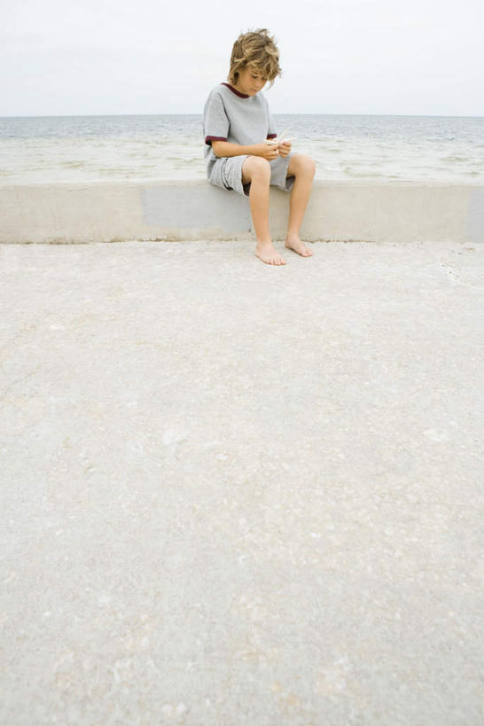 西方人,儿童,一个人,站,坐,竖图,全景,室外,白天,正面,游戏,纯洁,海浪,海洋,沙滩,天际线,道路,路,公路,欧洲,欧洲人,仅一个男性,仅一个人,短裤,沙子,海岸,浪花,水平线,交通,海平线,沙地,玩,T恤,注视,娱乐,小孩,蓝色,蓝天,天空,海水,天,低头,观察,看,站着,仅一个小孩,休闲,短袖,可爱,童年,童趣,凝视,晴朗,查看,抿嘴,注意,关注,海景,童真,烂漫,无邪,万里无云,天真,男孩,男人,男性,白种人,孩子,卷发,大海,风浪,海,海水的波动,海滩,近岸浪,涌浪,晴空,晴空万里,马路,玩耍,嬉戏,站立,坐着,彩图,全身,男生