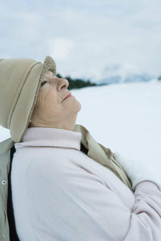 西方人,一个人,坐,躺,闭眼,竖图,室外,白天,侧面,毛衣,森林,树林,雪,植物,大雪,帽子,欧洲,欧洲人,仅一个女性,仅一个人,阴影,光线,影子,积雪,雪地,雪景,云,云朵,冬天,云彩,树,树木,蓝色,绿色,白云,蓝天,天空,阳光,自然,天,靠,靠着,棉衣,仅一个老年女性,生长,晴朗,成长,棉帽,卧着,老年女性,女人,女性,白种人,晴空,闭眼睛,闭着眼,闭着眼睛,躺着,卧,坐着,彩图,全身,绒衣,套衫,套头毛衣,线衣