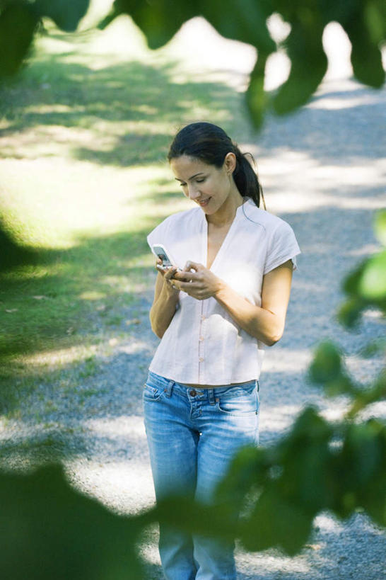 西方人,一个人,站,笑,打电话,微笑,竖图,俯视,室外,白天,衬衫,森林,树林,植物,道路,路,电话,手机,欧洲,欧洲人,仅一个年轻女性,仅一个女性,仅一个人,阴影,光线,影子,小路,交通,注视,牛仔裤,通讯设备,树,树木,绿色,阳光,自然,观察,看,站着,短袖,凝视,乡间小路,生长,成长,查看,注意,关注,交流,年轻女性,女人,女性,白种人,沟通,通话,站立,半身,彩图,高角度拍摄,衬衣