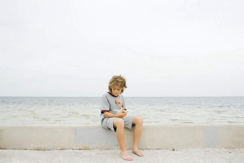 西方人,儿童,一个人,坐,横图,全景,室外,白天,正面,游戏,纯洁,海浪,海洋,沙滩,天际线,道路,路,公路,欧洲,欧洲人,仅一个男性,仅一个人,短裤,沙子,海岸,浪花,水平线,交通,海平线,沙地,玩,T恤,娱乐,小孩,蓝色,蓝天,天空,海水,天,低头,仅一个小孩,休闲,短袖,可爱,童年,童趣,晴朗,抿嘴,海景,童真,烂漫,无邪,万里无云,天真,男孩,男人,男性,白种人,孩子,卷发,大海,风浪,海,海水的波动,海滩,近岸浪,涌浪,晴空,晴空万里,马路,玩耍,嬉戏,坐着,彩图,全身,男生