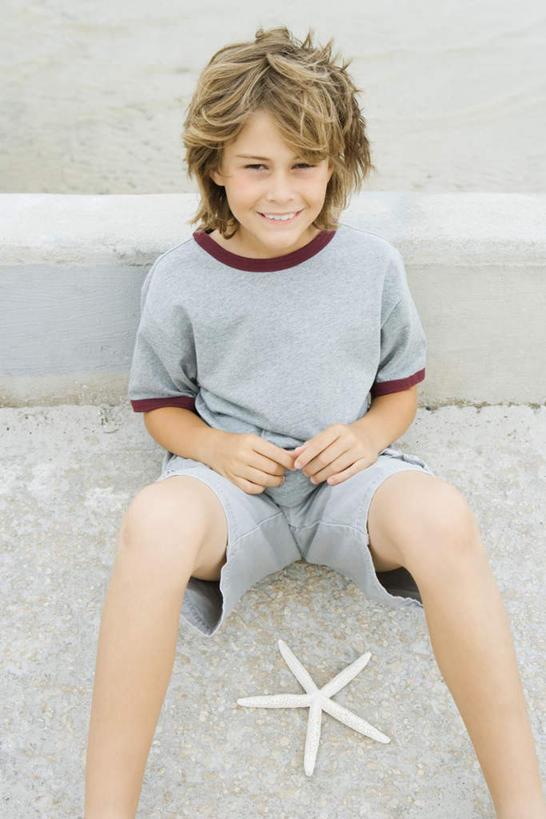 西方人,儿童,一个人,坐,笑,微笑,露齿笑,竖图,全景,俯视,室外,白天,游戏,纯洁,海浪,海洋,沙滩,天际线,道路,路,公路,海星,欧洲,欧洲人,仅一个男性,仅一个人,短裤,沙子,海岸,浪花,水平线,交通,海平线,沙地,玩,T恤,注视,娱乐,海洋生物,小孩,蓝色,蓝天,天空,自然,海水,动物,天,看,仅一个小孩,休闲,短袖,生物,可爱,童年,童趣,晴朗,抿嘴,关注,海景,童真,烂漫,无邪,万里无云,天真,棘皮动物门,男孩,男人,男性,白种人,孩子,卷发,大海,风浪,海,海水的波动,海滩,近岸浪,涌浪,晴空,晴空万里,马路,星鱼,抬头,玩耍,嬉戏,仰头,坐着,彩图,高角度拍摄,全身,男生