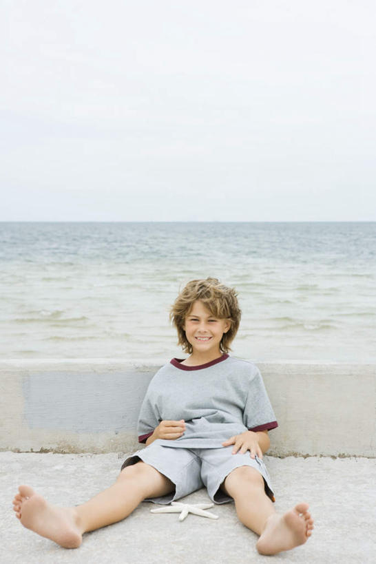 西方人,儿童,一个人,坐,笑,微笑,露齿笑,竖图,全景,俯视,室外,白天,游戏,纯洁,海浪,海洋,沙滩,天际线,道路,路,公路,海星,欧洲,欧洲人,仅一个男性,仅一个人,短裤,沙子,海岸,浪花,水平线,交通,海平线,沙地,玩,T恤,注视,娱乐,海洋生物,小孩,蓝色,蓝天,天空,自然,海水,动物,天,看,仅一个小孩,休闲,短袖,生物,可爱,童年,童趣,晴朗,抿嘴,关注,海景,童真,烂漫,无邪,万里无云,天真,棘皮动物门,男孩,男人,男性,白种人,孩子,卷发,大海,风浪,海,海水的波动,海滩,近岸浪,涌浪,晴空,晴空万里,马路,星鱼,抬头,玩耍,嬉戏,仰头,坐着,彩图,高角度拍摄,全身,男生