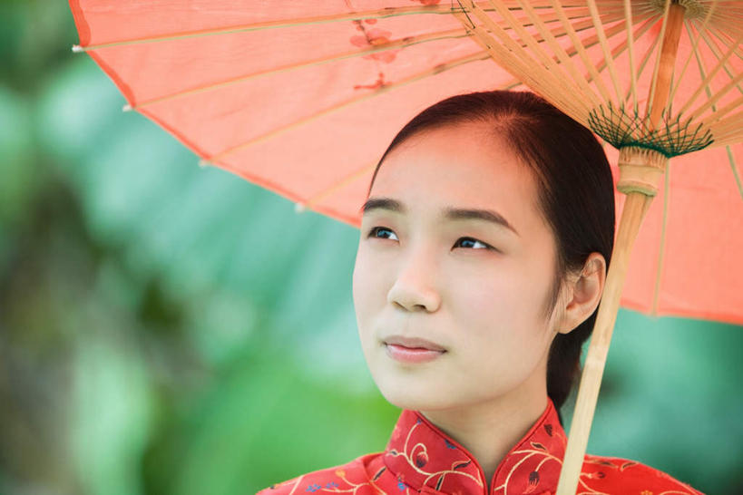 东方人,一个人,走,横图,室外,白天,正面,幸福,树林,植物,亚洲,仅一个年轻女性,仅一个女性,仅一个人,阴影,旗袍,光线,伞,影子,雨伞,纸伞,古典,油纸伞,注视,黄种人,文化,树,树木,红色,绿色,阳光,自然,观察,看,凝视,生长,成长,查看,纪念,吉祥,注意,关注,古朴,平安,年轻女性,女人,女性,亚洲人,步行,散步,抬头,仰头,走路,半身,彩图,传统服装,传统文化