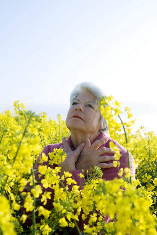 西方人,一个人,双手交叉,竖图,室外,白天,正面,毛衣,花海,花圃,叶子,欧洲,欧洲人,仅一个女性,仅一个人,盛开,花蕾,注视,花,花瓣,花朵,鲜花,蓝色,绿色,蓝天,天空,花丛,花束,花田,天,花苞,花蕊,油菜花,看,仅一个老年女性,晴朗,双手抱胸,关注,万里无云,老年女性,女人,女性,白种人,晴空,晴空万里,抬头,仰头,半身,彩图,绒衣,套衫,套头毛衣,线衣