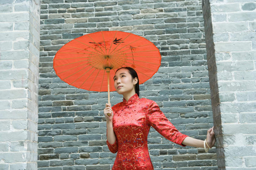 东方人,手,一个人,横图,室外,白天,仰视,幸福,石头,门,道路,路,珠宝,亚洲,仅一个年轻女性,仅一个女性,仅一个人,阴影,旗袍,光线,瓷砖,地砖,伞,石子,影子,雨伞,纸伞,柱子,长廊,小路,走道,走廊,过道,地面,交通,古典,油纸伞,依靠,黄种人,文化,弄堂,石柱,红色,阳光,手链,首饰,门框,靠,靠着,倚靠,手部,手镯,乡间小路,纪念,吉祥,古朴,平安,年轻女性,女人,女性,亚洲人,石块,半身,彩图,低角度拍摄,传统服装,传统文化