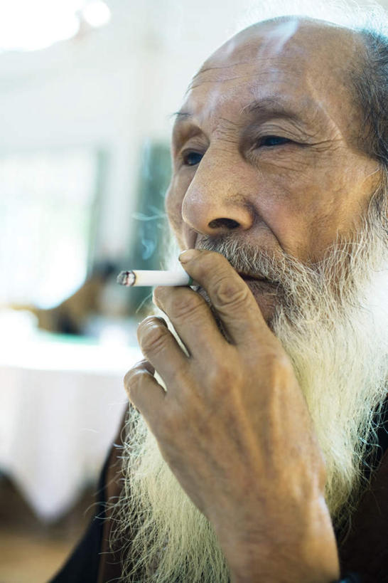 东方人,手,胡须,一个人,吸烟,竖图,室内,特写,白天,正面,香烟,亚洲,仅一个男性,仅一个人,握,拿,拿着,注视,黄种人,观察,看,仅一个老年男性,手部,烟,凝视,握着,查看,注意,关注,老年男性,男人,男性,亚洲人,胡子,络腮胡,脸部,卷烟,烟草,纸烟,抽烟,半身,彩图