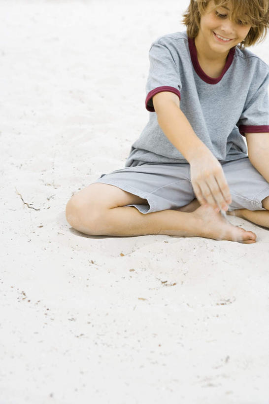 西方人,儿童,一个人,坐,投,盘腿,竖图,俯视,室外,白天,游戏,纯洁,沙滩,欧洲,欧洲人,仅一个男性,仅一个人,短裤,洒落,沙子,海岸,沙地,玩,T恤,娱乐,小孩,低头,仅一个小孩,休闲,短袖,可爱,童年,童趣,抿嘴,童真,烂漫,无邪,天真,男孩,男人,男性,白种人,孩子,卷发,海滩,盘腿而坐,盘膝,盘着腿的,盘着腿坐,抛,扔,撒,双腿交叉,玩耍,嬉戏,掷,坐着,彩图,高角度拍摄,全身,男生
