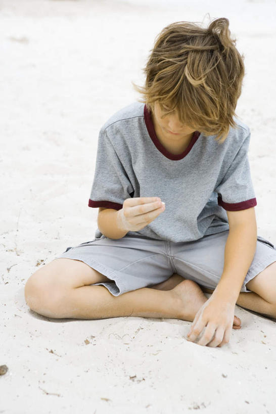 西方人,儿童,一个人,坐,投,盘腿,竖图,俯视,室外,白天,游戏,纯洁,沙滩,欧洲,欧洲人,仅一个男性,仅一个人,短裤,洒落,沙子,海岸,沙地,玩,T恤,娱乐,小孩,低头,仅一个小孩,休闲,短袖,可爱,童年,童趣,抿嘴,童真,烂漫,无邪,天真,男孩,男人,男性,白种人,孩子,卷发,海滩,盘腿而坐,盘膝,盘着腿的,盘着腿坐,抛,扔,撒,双腿交叉,玩耍,嬉戏,掷,坐着,彩图,高角度拍摄,全身,男生