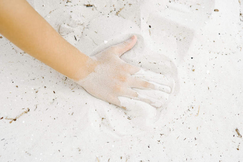 西方人,儿童,手,手掌,一个人,横图,全景,俯视,室外,白天,纯洁,海浪,海洋,沙滩,天际线,道路,路,公路,欧洲,欧洲人,仅一个男性,仅一个人,撑,张开,沙子,海岸,浪花,水平线,交通,海平线,沙地,小孩,蓝色,蓝天,天空,海水,天,仅一个小孩,手部,手指,可爱,童年,童趣,晴朗,撑着,海景,童真,烂漫,无邪,万里无云,天真,男孩,男人,男性,白种人,孩子,大海,风浪,海,海水的波动,海滩,近岸浪,涌浪,晴空,晴空万里,马路,半身,彩图,高角度拍摄,男生