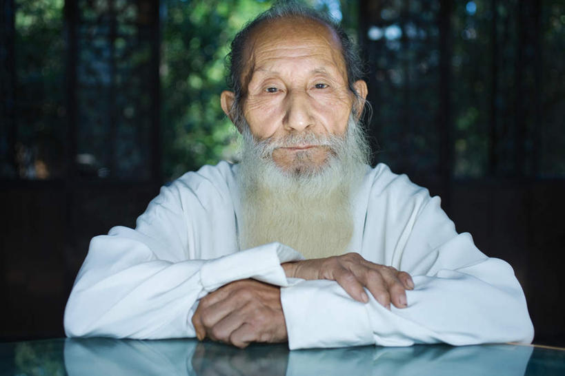 东方人,胡须,一个人,坐,双手交叉,横图,室内,特写,白天,正面,树林,植物,窗户,门,桌子,亚洲,仅一个男性,仅一个人,注视,黄种人,玻璃窗,树,树木,绿色,自然,门框,观察,看,仅一个老年男性,凝视,生长,成长,查看,双手抱胸,注意,关注,老年男性,男人,男性,亚洲人,胡子,络腮胡,坐着,半身,彩图