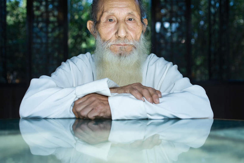 东方人,胡须,一个人,坐,双手交叉,横图,室内,特写,白天,正面,树林,植物,窗户,门,桌子,亚洲,仅一个男性,仅一个人,注视,黄种人,玻璃窗,树,树木,绿色,自然,门框,观察,看,仅一个老年男性,凝视,生长,成长,查看,双手抱胸,注意,关注,老年男性,男人,男性,亚洲人,胡子,络腮胡,坐着,半身,彩图