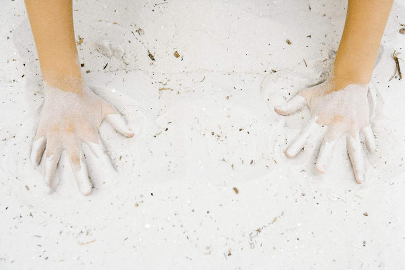 西方人,儿童,手,手掌,一个人,横图,全景,俯视,室外,白天,纯洁,海浪,海洋,沙滩,天际线,道路,路,公路,欧洲,欧洲人,仅一个男性,仅一个人,撑,张开,沙子,海岸,浪花,水平线,交通,海平线,沙地,小孩,蓝色,蓝天,天空,海水,天,仅一个小孩,手部,手指,可爱,童年,童趣,晴朗,撑着,海景,童真,烂漫,无邪,万里无云,天真,男孩,男人,男性,白种人,孩子,大海,风浪,海,海水的波动,海滩,近岸浪,涌浪,晴空,晴空万里,马路,半身,彩图,高角度拍摄,男生