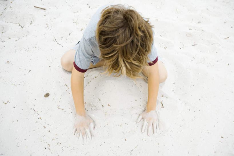 西方人,儿童,一个人,站,横图,全景,俯视,室外,白天,纯洁,海浪,海洋,沙滩,天际线,道路,路,公路,欧洲,欧洲人,仅一个男性,仅一个人,短裤,沙子,海岸,浪花,水平线,交通,海平线,沙地,T恤,小孩,蓝色,蓝天,天空,海水,天,站着,仅一个小孩,短袖,可爱,童年,童趣,晴朗,抿嘴,海景,童真,烂漫,无邪,万里无云,天真,男孩,男人,男性,白种人,孩子,卷发,大海,风浪,海,海水的波动,海滩,近岸浪,涌浪,晴空,晴空万里,马路,站立,彩图,高角度拍摄,全身,男生