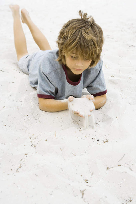 西方人,儿童,一个人,捧,竖图,全景,俯视,室外,白天,纯洁,海浪,海洋,沙滩,天际线,道路,路,公路,欧洲,欧洲人,仅一个男性,仅一个人,短裤,沙子,海岸,浪花,水平线,交通,海平线,沙地,T恤,小孩,蓝色,蓝天,天空,海水,天,趴着,仅一个小孩,短袖,可爱,童年,童趣,晴朗,海景,童真,烂漫,无邪,万里无云,天真,男孩,男人,男性,白种人,孩子,卷发,大海,风浪,海,海水的波动,海滩,近岸浪,涌浪,晴空,晴空万里,马路,端,端着,趴,捧着,手捧,彩图,高角度拍摄,全身,男生