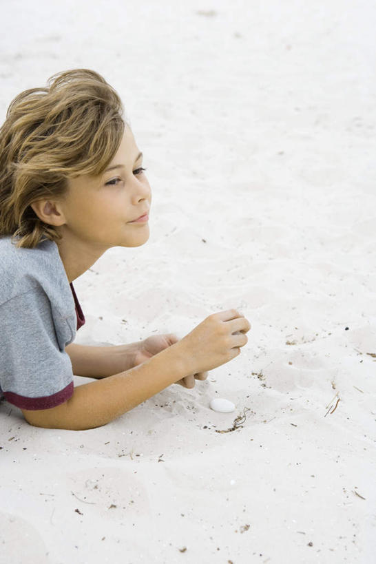 西方人,儿童,一个人,竖图,俯视,室外,白天,游戏,纯洁,沙滩,欧洲,欧洲人,仅一个男性,仅一个人,短裤,沙子,海岸,沙地,玩,T恤,娱乐,小孩,趴着,仅一个小孩,休闲,短袖,可爱,童年,童趣,童真,烂漫,无邪,天真,男孩,男人,男性,白种人,孩子,卷发,海滩,趴,玩耍,嬉戏,半身,彩图,高角度拍摄,男生