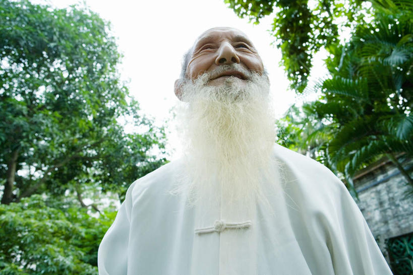 东方人,一个人,花园,笑,微笑,露齿笑,横图,室外,白天,仰视,花圃,树林,植物,亚洲,仅一个男性,仅一个人,庭院,园艺,走道,走廊,过道,绿化,黄种人,树,树木,蓝色,绿色,蓝天,天空,自然,天,仅一个老年男性,眯眼,生长,晴朗,成长,园林,老年男性,男人,男性,亚洲人,晴空,小花园,半身,彩图,低角度拍摄