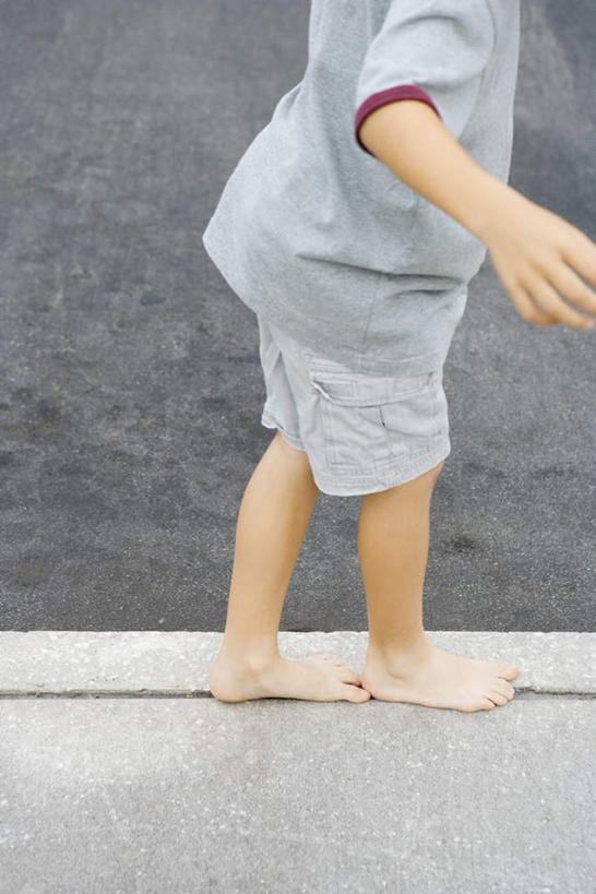 西方人,儿童,一个人,走,竖图,俯视,室外,白天,游戏,纯洁,沙滩,道路,路,公路,欧洲,欧洲人,仅一个男性,仅一个人,沙子,海岸,交通,沙地,玩,娱乐,小孩,仅一个小孩,休闲,可爱,童年,童趣,童真,烂漫,无邪,天真,男孩,男人,男性,白种人,孩子,海滩,马路,步行,散步,玩耍,嬉戏,走路,彩图,高角度拍摄,全身,男生