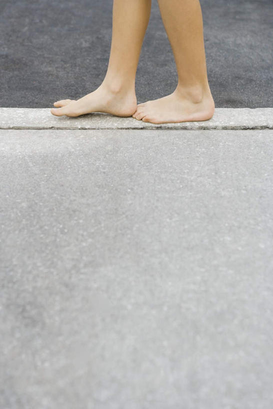 西方人,儿童,一个人,走,竖图,俯视,室外,白天,游戏,纯洁,沙滩,道路,路,公路,欧洲,欧洲人,仅一个男性,仅一个人,沙子,海岸,交通,沙地,玩,娱乐,小孩,仅一个小孩,休闲,可爱,童年,童趣,童真,烂漫,无邪,天真,男孩,男人,男性,白种人,孩子,海滩,马路,步行,散步,玩耍,嬉戏,走路,彩图,高角度拍摄,全身,男生